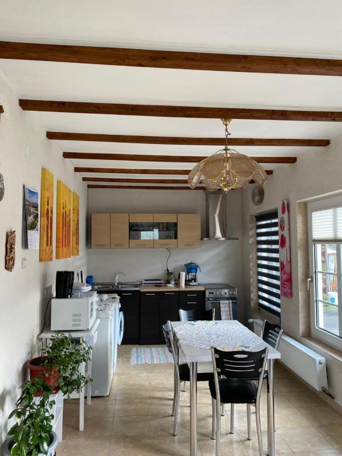 فندق Subcetate في  Casa Iuliana المظهر الخارجي الصورة