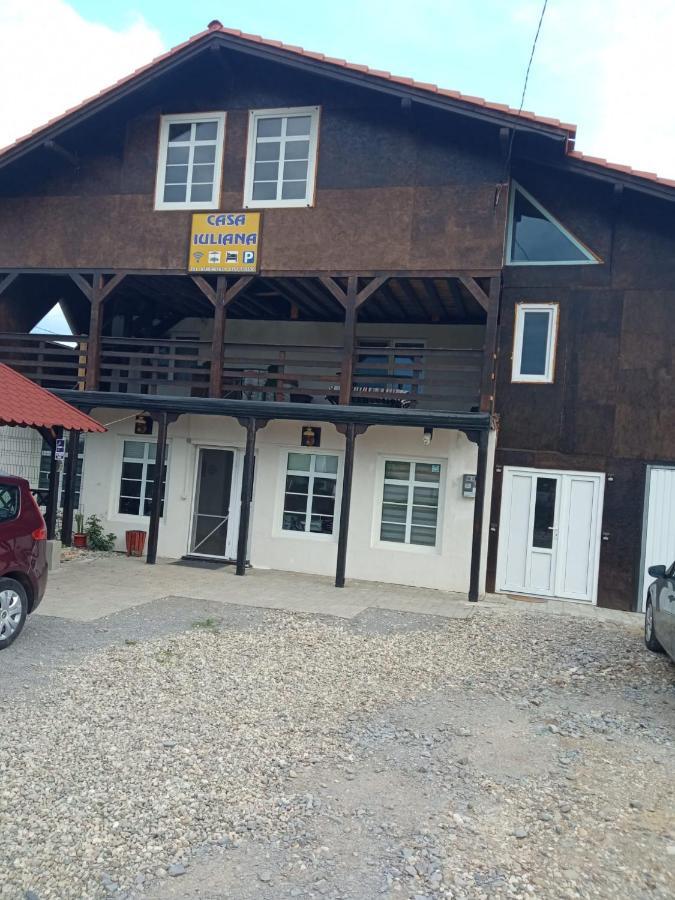 فندق Subcetate في  Casa Iuliana المظهر الخارجي الصورة